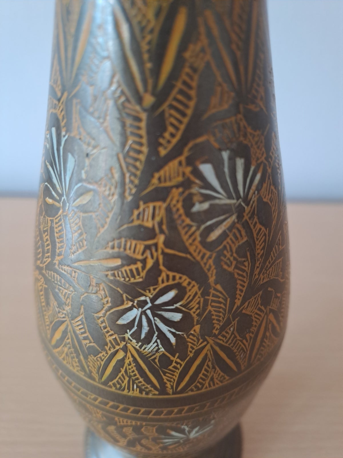 Gamle messing vaser, motiv: Indgraverede mønstre