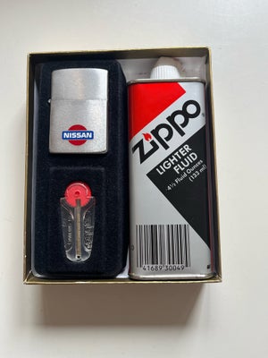 Lighter, Zippo lighter, Zippo lighter med Nissan logo 
Der er kasse med sten samt en smule tændvæske