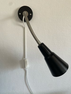 Væglampe, Ikea, 2 væglamper - bevægelig i flere retninger. Fejler intet. Har en i sort og en i rød. 