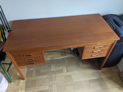 Skrivebord, Teak, b: 129 d: 59 h: 73, Super fint og velholdt gammelt skrivebord med 6 rummelige skuf