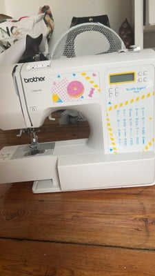 Stof, symaskine, næsten ny symaskine som jeg ikke får brugt den er købt fra ny og er brugt maks 3-4 