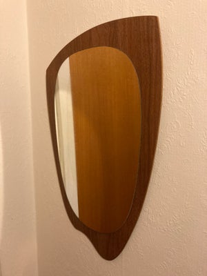 Vægspejl, Super flot og elegant spejl i teaktræsfiner. Retro / vintage spejl fra 1960-1970’erne.
Egn