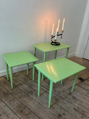 Sofabord, Lysegrøn malede retro borde, mål:
Mindst: B: 39 x D: 36,5 x H: 41,5 cm, pris: 350 kr
Melle