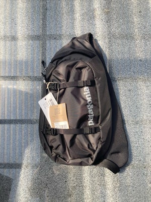 Crossbody, Patagonia 8L Atom sling bag “Black”

Str. One size
Stand. Helt ny, aldrig brugt
Alt origi