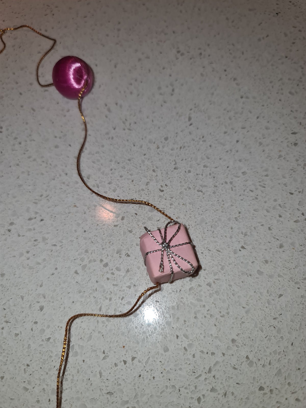 Julepynt - mini kæde med lyserødt pynt