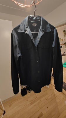 Skjorte, Mads Nørgaard, str. M,  Mørk Blå,  Polyester,  Næsten som ny, Super fed skjorte fra Mads Nø
