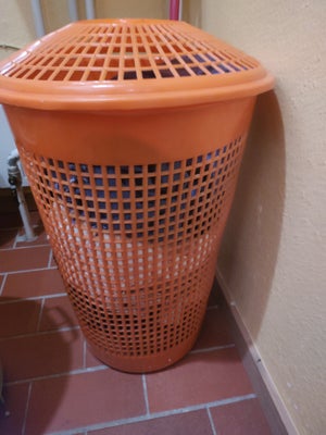 Vasketøjskurv snavsetøjskurv, Orth, Retro orange vasketøjskurv fra Orth Plast. 
Højde uden låg 61 cm