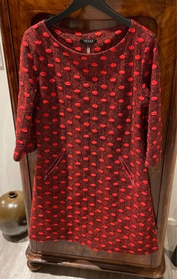 Anden kjole, Vegas Collection , str. L,  Bordeaux og rød,  Næsten som ny, Lækker kjole i mærket Vega