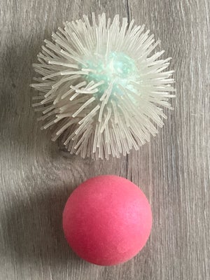Andet legetøj, Squishy bolde/stressbolde, Squishy bolde/stressbolde. Den lyserøde måler 6 x 6 cm. De