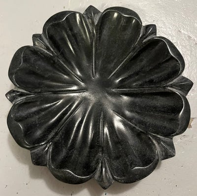Marmor skål fad, Italiensk, Smuk mørkegrå marmor skål/fad med fine udskæringer. 20cm dia og højde 4-