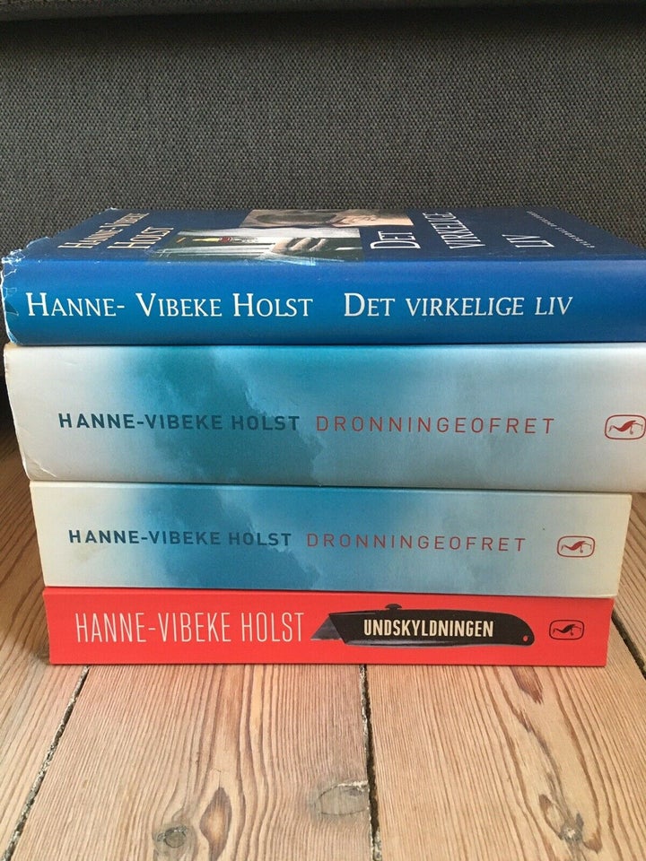 Tre titler , Hanne-Vibeke Holst, genre: roman