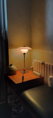 PH, 2/1, bordlampe, PH 2/1 bordlampe i krom med 3 lags opalglas .
Lampen står i flot stand, og der m