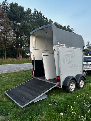 Hestetrailer udlejning med lav totalvægt tilbydes

Den lave totalvægt gør det muligt for selv person