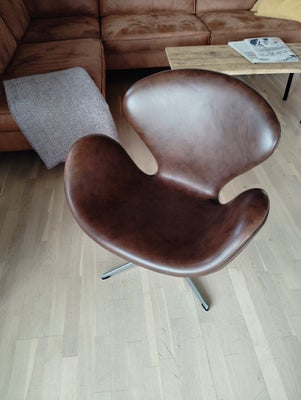 Arne Jacobsen, Svanen / 3320, Loungestol, Sælger denne Arne Jacobsen Svanestole i brunt naturlæder. 