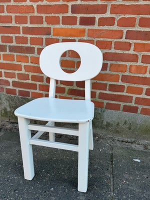 Juniorstol, Hukit, Fin hukit stol i hvid.
Sædehøjde er 35 cm