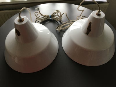 Pendel, A. Wedel Madsen, 2 stk værkstedslamper / loftslamper i hvid emalje. Stofledning og porcelæns
