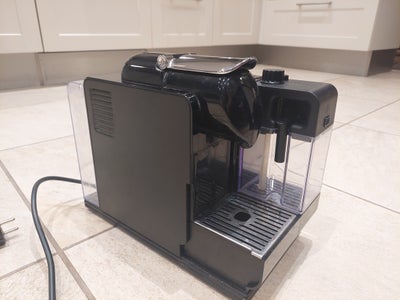 Nespresso, DeLonghi, Kaffemaskine til nespressotabs. Indbygget mælke dispenser lige til sætte i køle