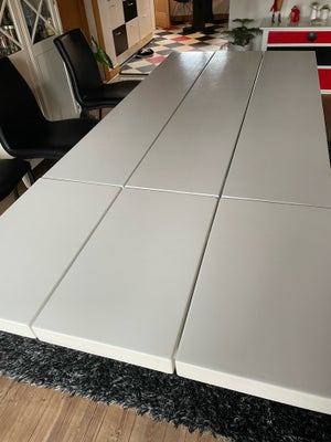 Spisebord, Massivt fyrretræ, hvid malet, b: 90 l: 160, Længde med de to plader 260
Kan sidde 12-14 P