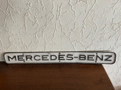 Skilte, Mercedes skilt, Mercedes-Benz blik skilt det er 55 1/2 cm langt og 6 cm højt det er i pænt s