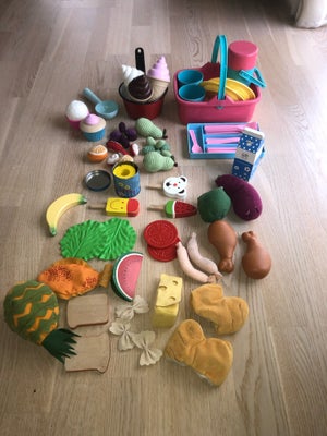 Andet legetøj, Legemad, Masser af legemad i træ, plastic og hæklet. Det hæklede er købt i butik, men
