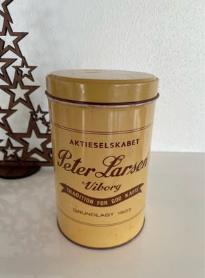 Dåser, Kaffedåse, Peter Larsen kaffedåse. Patineret retro dåse. Mål H: 17 cm. Dia: 10,5 cm.