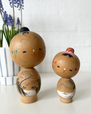 Dukker, Kokeshi japanske, Fint japansk sosaku Kokeshi par.
Kunstneren er født i 1941. Højden er 10 o