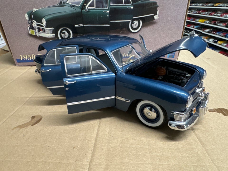 Modelbil, Ford Custom 4-door Sedan 1950 1/18, skala 1:18