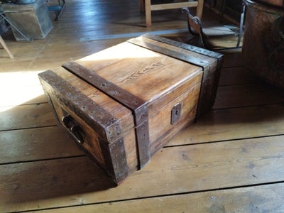Kiste/militær kasse, Træ og jern, Gammel kasse, formentlig militær, tung og meget robust. H. 26 cm. 