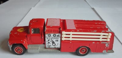 Modelbil, SOLIDO MACK POMPIER - BRANDBIL, skala 1/60, L. 14 CM.
PÆNE RUDER.
FÆLGE/DÆK OK & KØRER FIN