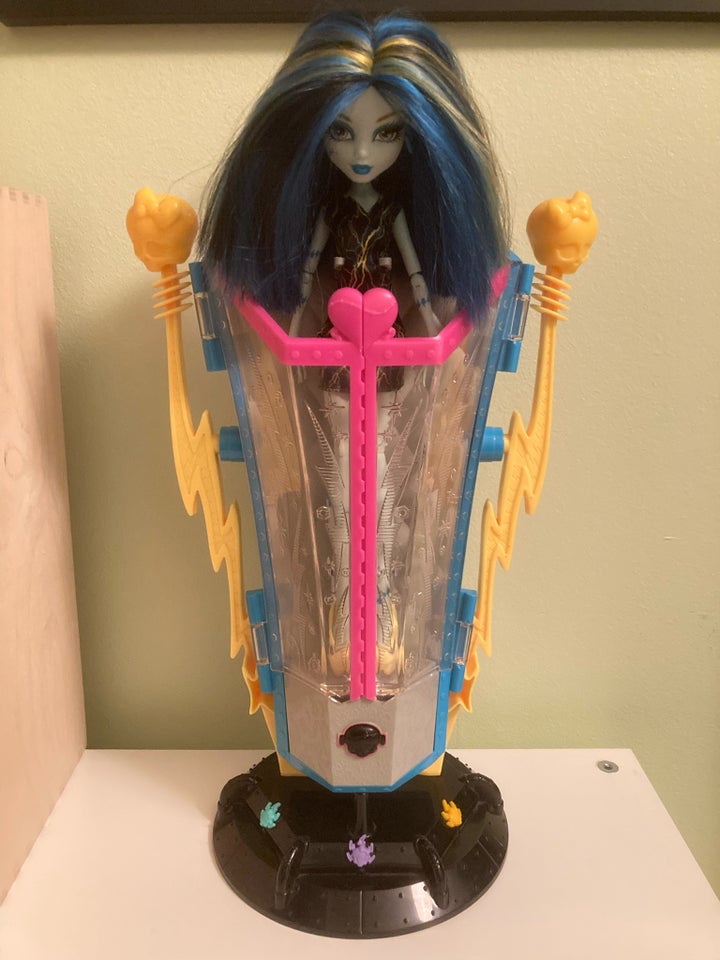 Barbie, Monster High Frankie + Recharge Chamber