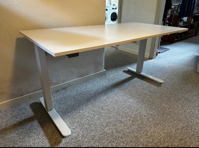 Skrivebord, Jysk, b: 140 d: 70 h: 120, Hæve-sænke skrivebord fra Jysk (højde 65cm til max. 120), næs