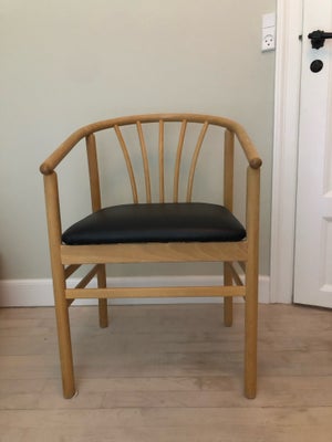 Spisebordsstol, Fin stol i lyst træ sælges.

Bredde: 54 cm 
Sædedybde: 38 cm 
Sædehøjde: 48 cm
Fuld 