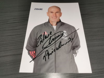 Autografer, Zinedine Zidane autograf, Signeret da han var træner i Real Madrid

Sender gerne med dao