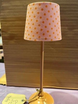 Dukkehus-møbler, Maileg lampe, Helt ny Maileg gulvlampe
Smuk miniature gulvlampe til små bamser og d