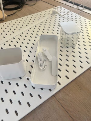 Opslagstavle, Ikea, Fin hvid opslagstavle fra IKEA inkl. tilbehør. 

Model Skådis. Hulplade. 76x56 c