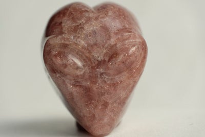 Smykker og sten, Krystal alien kranie - Jordbær kvarts, Vægt: ca 74 g

Størrelse; ca 4 x 4,5 cm - se