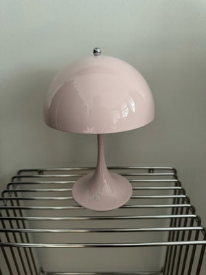 Arkitektlampe, Louis Poulsen, Sælger portable panthella lampe
I lyserød.
Har desværre mistet oplader