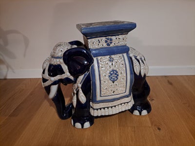 Pedestal Elefant, Flot dyb blå pedestal Elefant som Ca. måler er 42 cm høj og Ca. 50 cm lang. Minus 