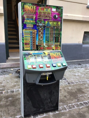 spilleautomat, 
GIV ET BUD!

4 spillemaskiner bla. 1 Jungle Fever samt en del tilbehør som 3 program