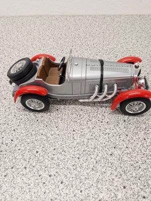 Andre samleobjekter, Mercedes  Benz SSK Burago 1:18, Velholdt vitrine model. Uden æske