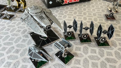 Spil, Star Wars X-Wing, Pakken indeholder:

Basis spillet, 3 fly 

Derudover diverse ekstra skibe. D