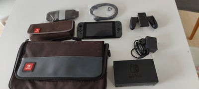 Nintendo Switch, God, Nintendo Switch brugt sparsomt.
Medfølger taske og udstyr på billedet