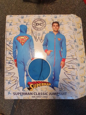 Jumpsuit, Supermand jumpsuit størrelse Large. Til voksne. 
Har kun været ude af æsken og prøvet på. 