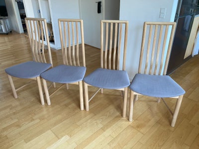 Spisebordsstol, Sæbebehandlet bøg, Fire pæne velholdte stole. Lyst træ og gråt betræk der fremstår s