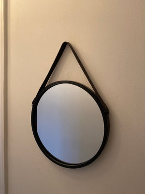 Vægspejl, b: 40 h: 40, Spejl i stål med kunstlæder strop. Ø40 cm 
Fejler intet