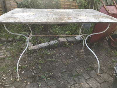 Havebord, Jern, Gammelt bord til haven ,uoriginal plade på bordet,højde 75cm bredde 79cm       Længd