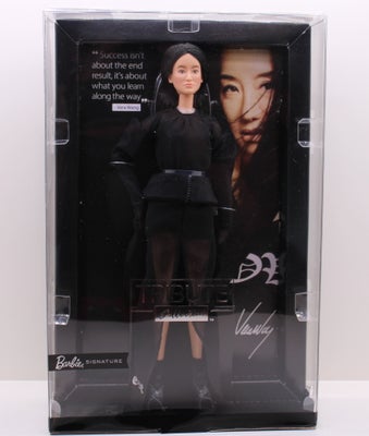 Barbie, Vera wang Barbie, Barbie Signature, Vera Wang , tribute doll.
Mattel 2021
Æsken er i pæn sta