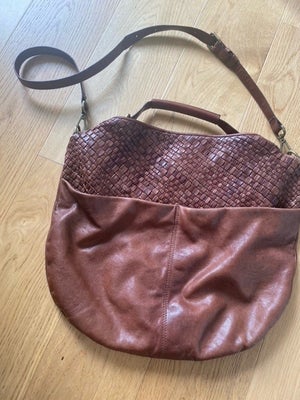 Skuldertaske, andet mærke, læder, Fin Massimo Dutti cognacfarvet lædertaske.
Mål: B: 45cm, H: 39 cm.
