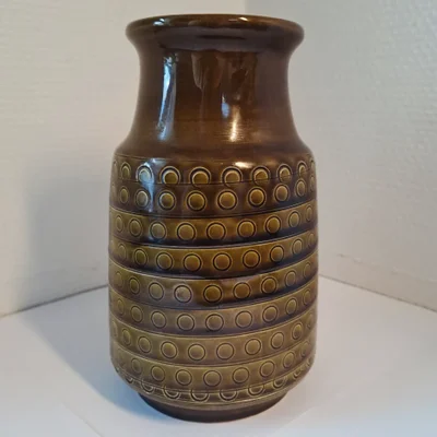 Keramik, Vase, Western Germany, WG vase med grøn glasur og mønster med prikker.  (15 cm høj)
Ingen s