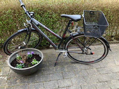 Damecykel,  SCO, Dame cykel 
Kurv
Magnet lygter 
Nye dæk 

Ved køb kan den leveres i Aarhus c 
